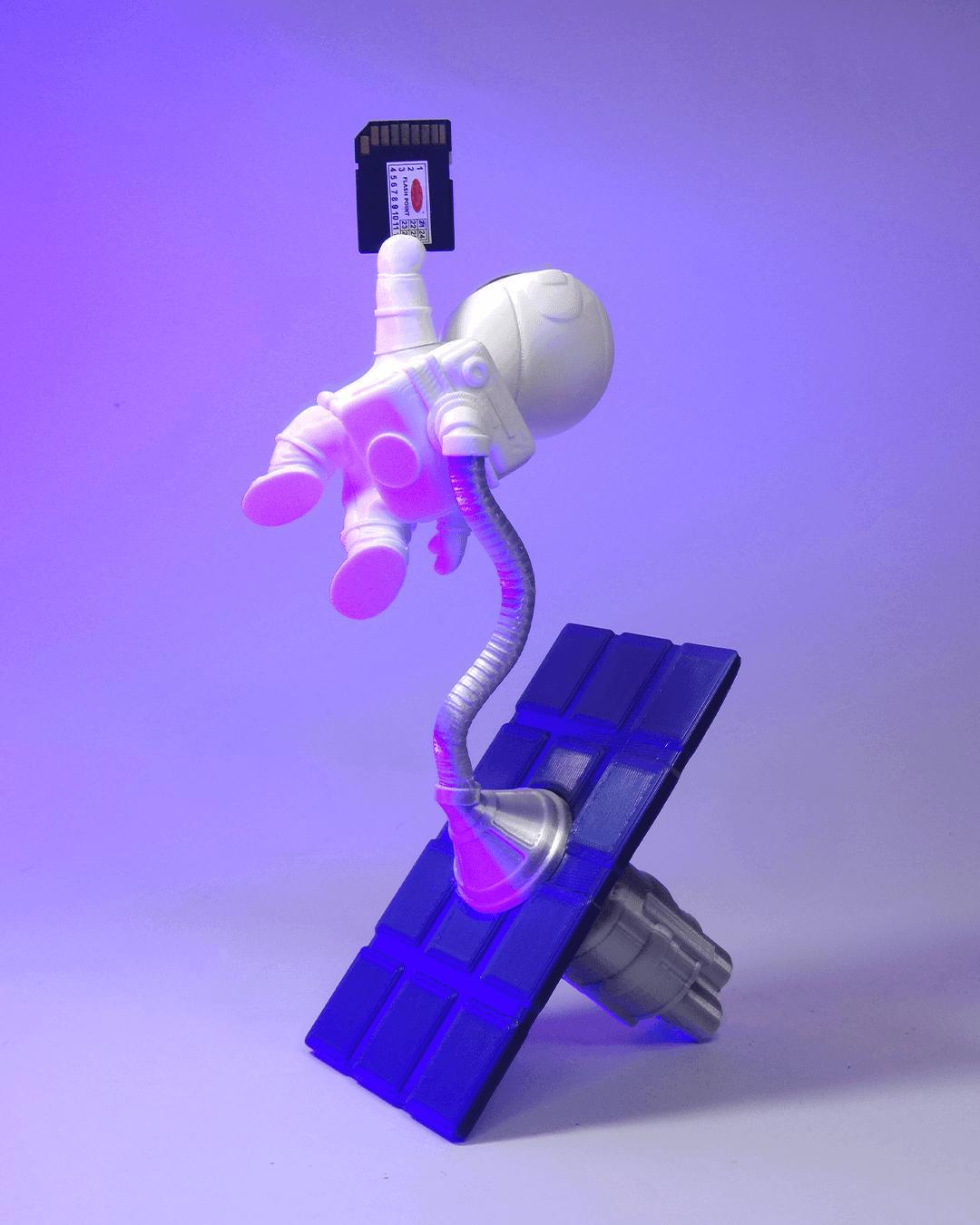 Floating Astronaut SD Card Holder – Space Desk Organizer – Minimalist 3D Printed Astronaut Gift