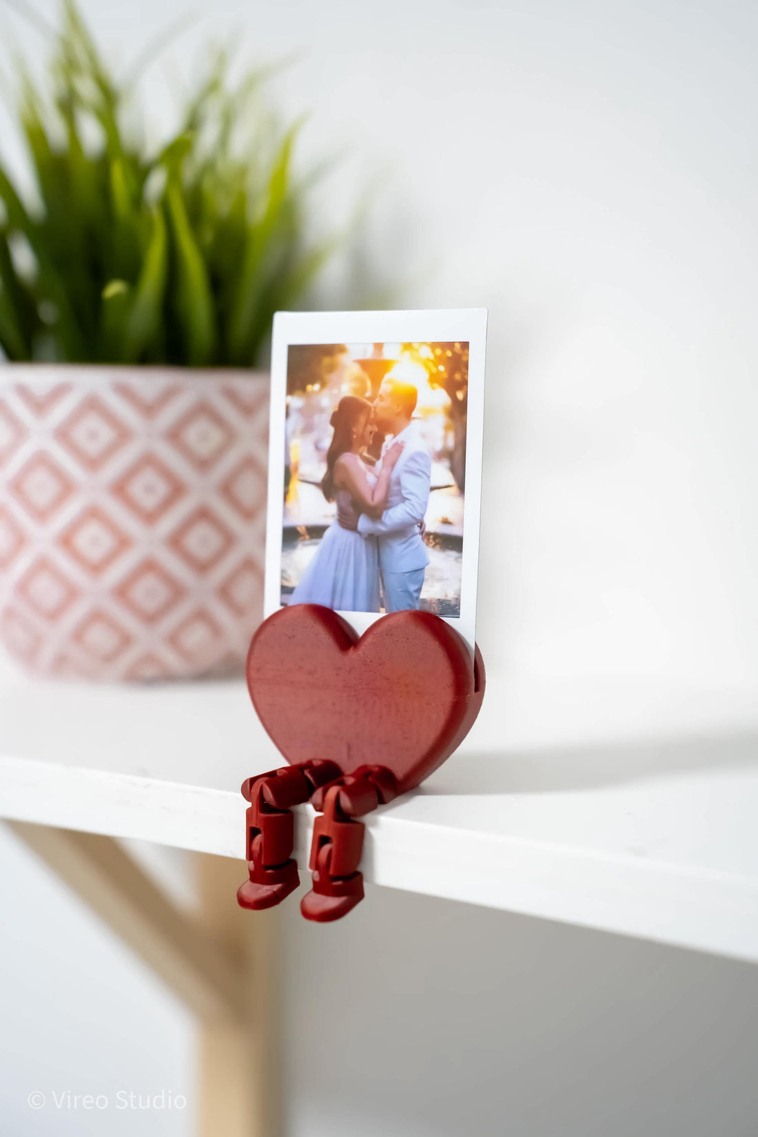 Articulated Heart Photo Holder: Flirty PLA Desk Decor