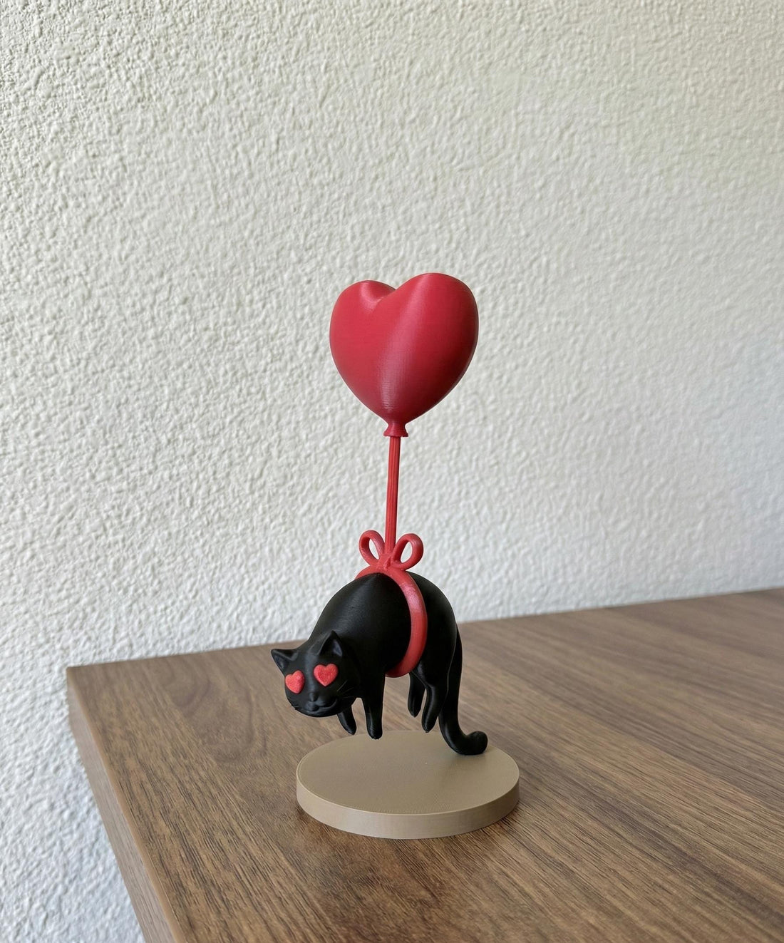Floating Cat Sculpture: Heart Balloon, Romantic Desk Decor